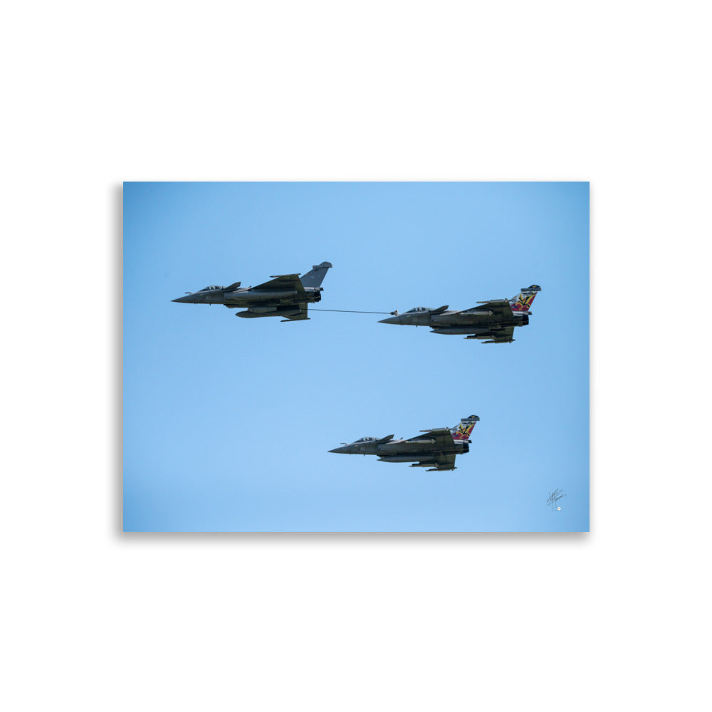 Trois avions de chasse Rafale en réapprovisionnement aérien, photographié par Yann Peccard.