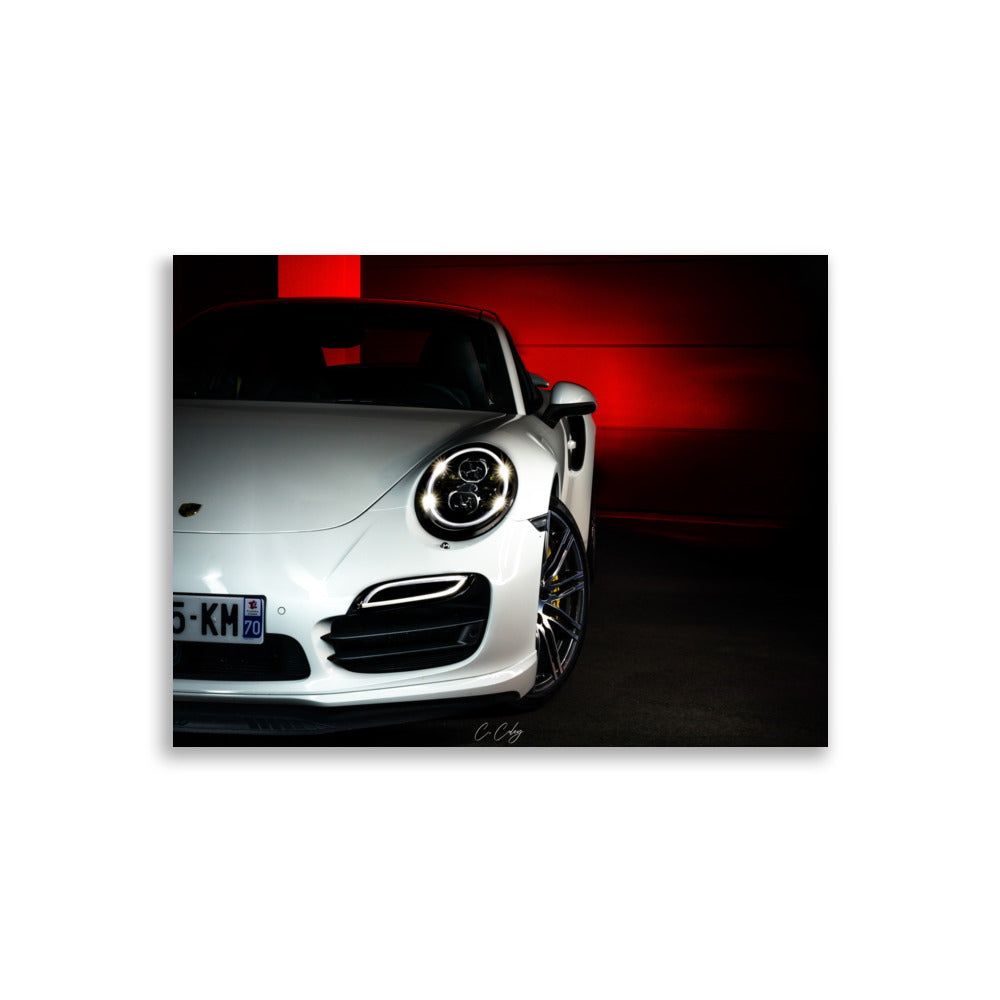 Affiche artistique 'Porsche 911 Turbo' par Charles Coley, mettant en valeur une puissante Porsche 911 Turbo avec un fond rouge et noir dynamique, alliant audace et sophistication dans une représentation visuelle qui ajoute une touche énergique et élégante à tous les espaces.