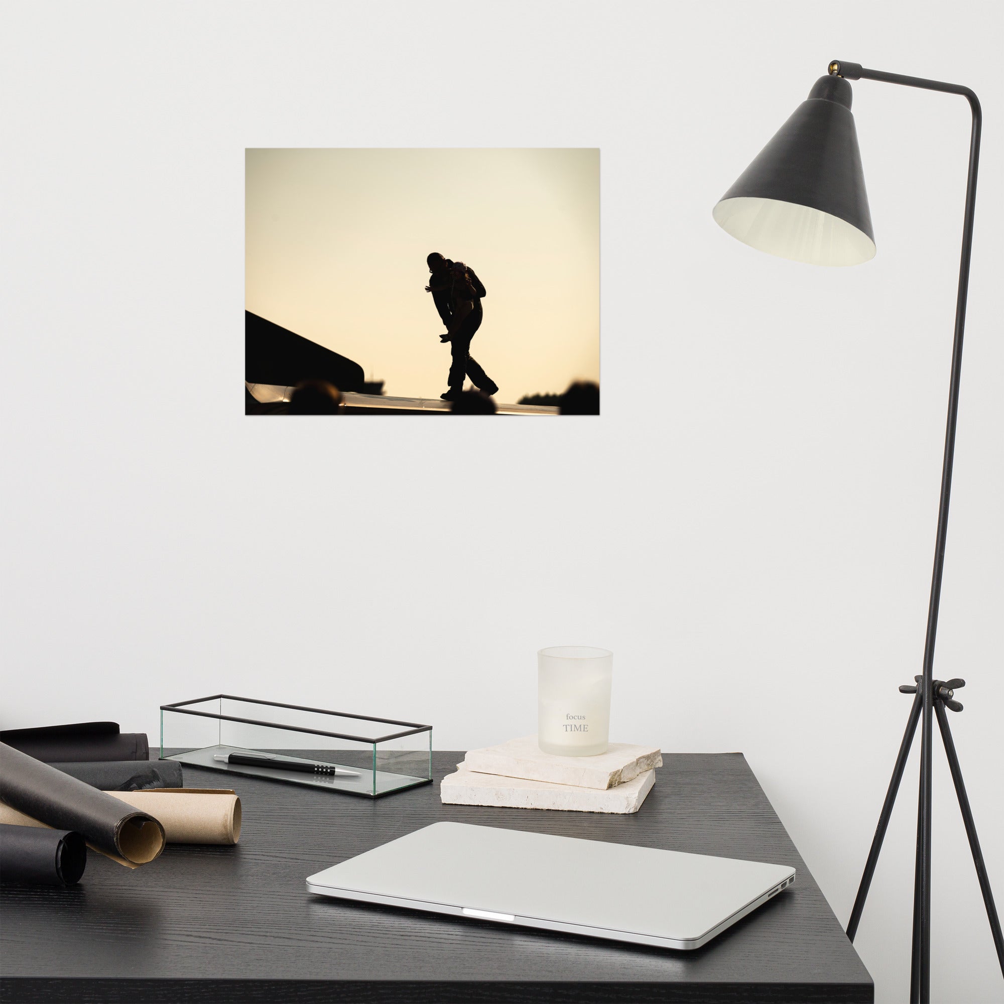 Photographie 'Héroïque' montrant un pilote et une fillette partageant un moment émouvant sur l'aile d'un avion, sous une lumière jaune orangée, capturé par l'artiste Yann Peccard.