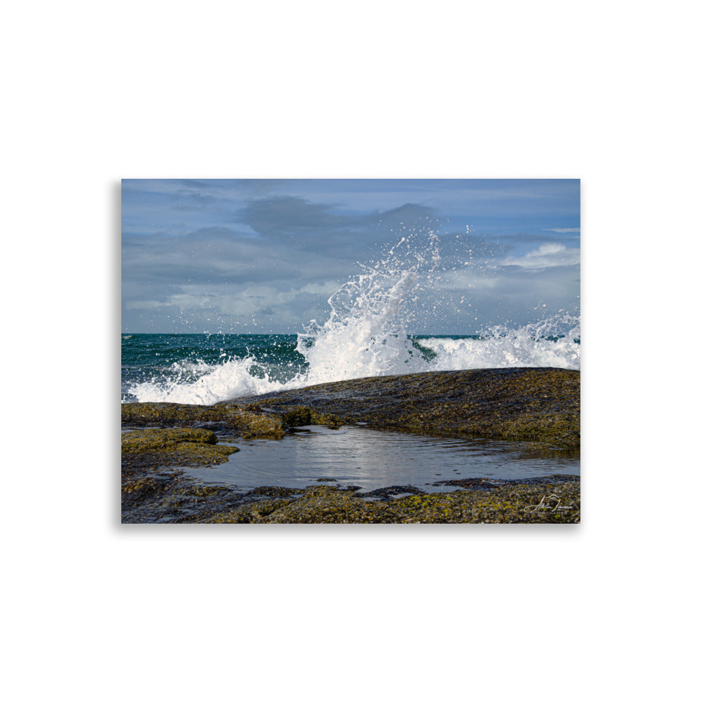 Photographie 'Pas de vague à Gatteville' d'Adrien Louraco, capturant l'impétuosité des vagues s'écrasant près du lieu où se dresse le phare de Gatteville, non visible sur l'image.