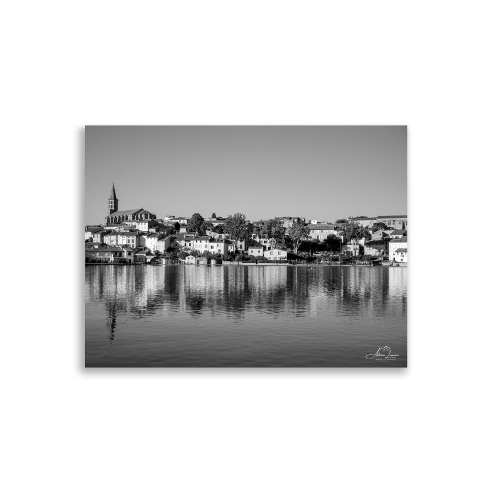 Photographie noir et blanc 'Pas de vague à Gatteville' d'Adrien Louraco, illustrant le paysage paisible du canal du midi à Castelnaudary, avec une ambiance mélancolique et intemporelle.