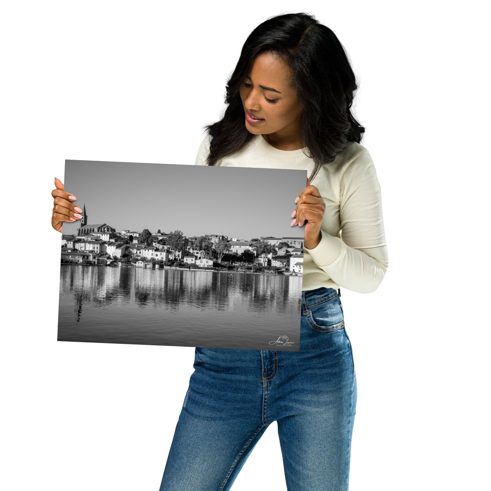 Photographie noir et blanc 'Pas de vague à Gatteville' d'Adrien Louraco, illustrant le paysage paisible du canal du midi à Castelnaudary, avec une ambiance mélancolique et intemporelle.