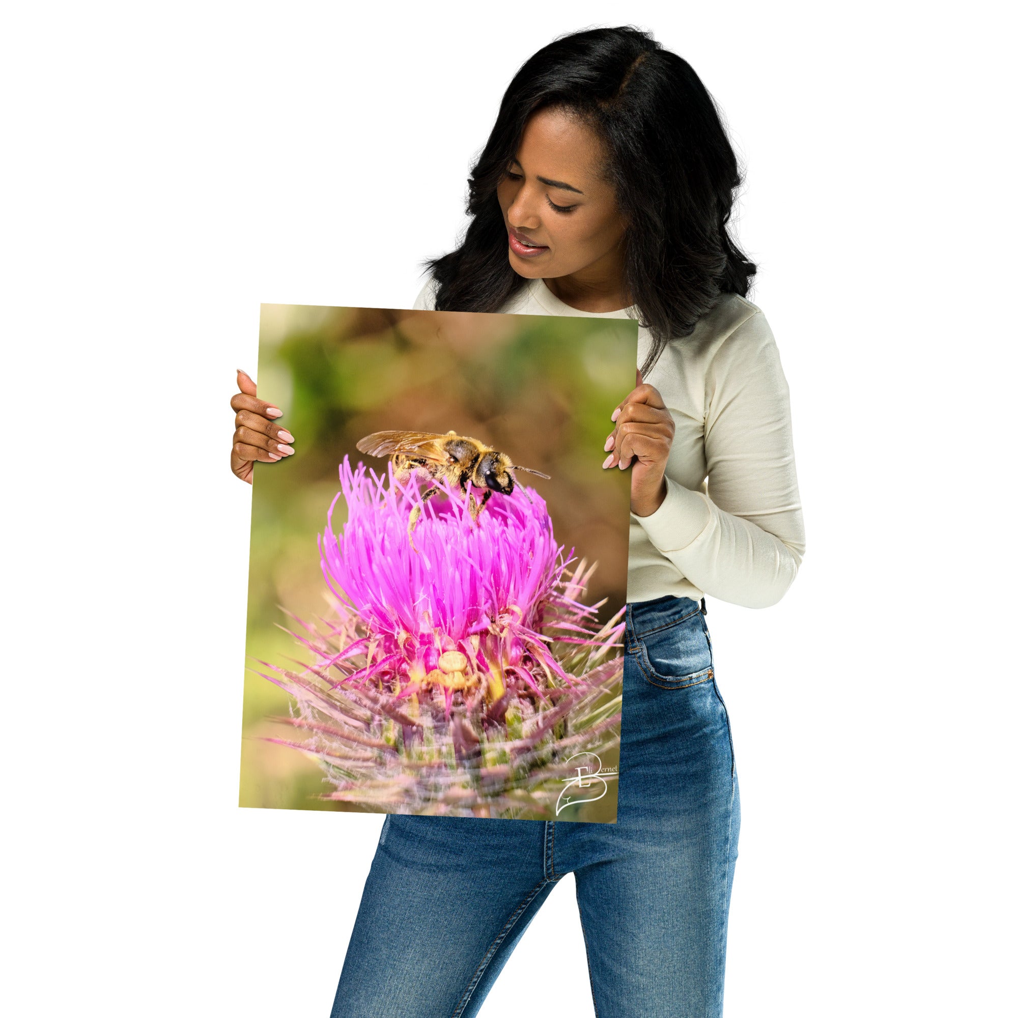 Photographie détaillée d'une abeille collectant du pollen sur une fleur de chardon marie, mettant en évidence la complexité de la nature, œuvre d'Eli Bernet.