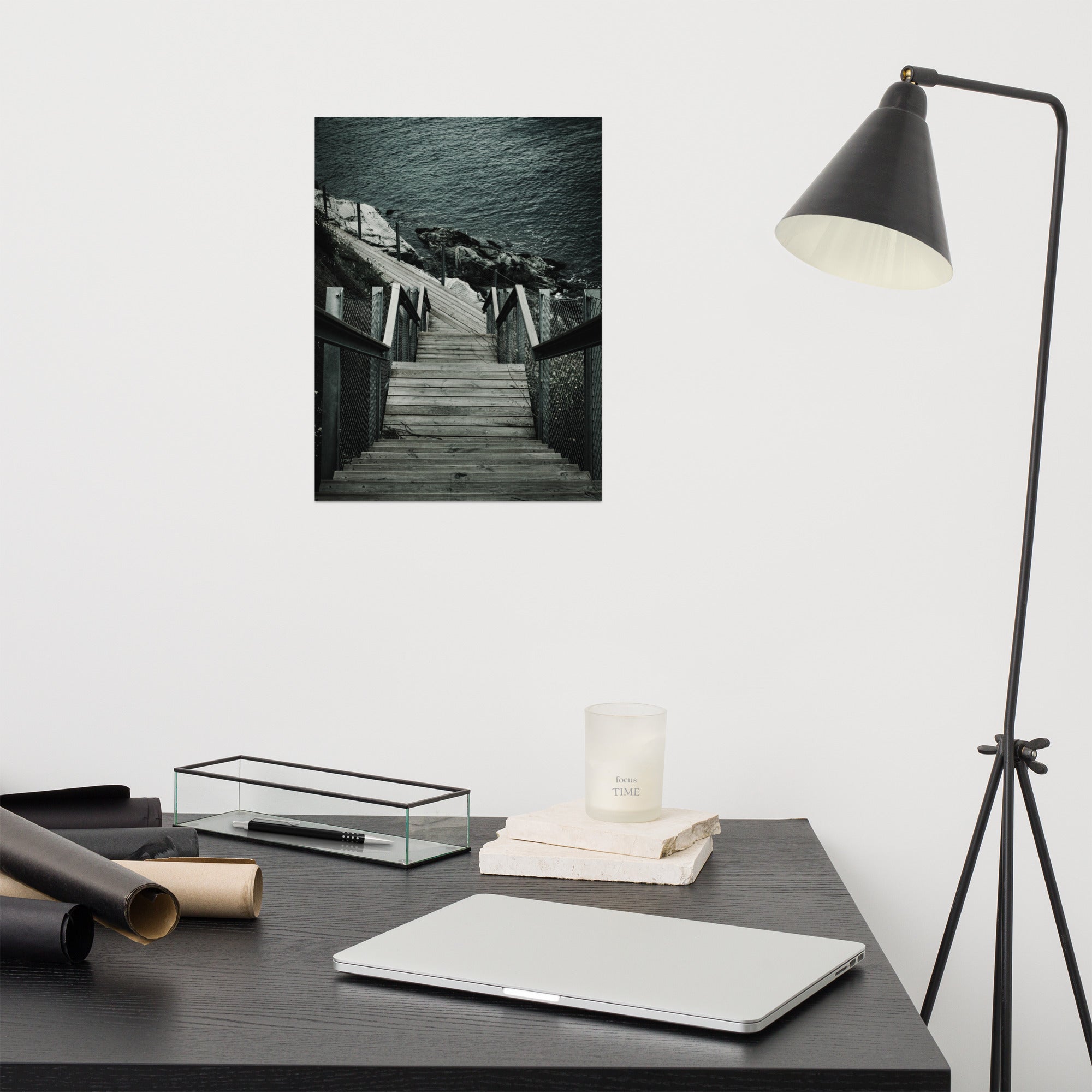 Photographie "Les escaliers côté mer" par Hadrien Geraci, vue plongeante des escaliers vers l'océan en noir et blanc