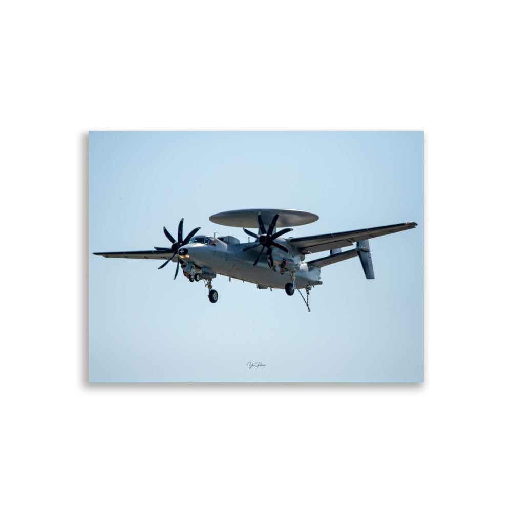 Photographie de l'avion de guerre 'HAWKEYE E-2C' équipé d'un radar sophistiqué, en plein vol.