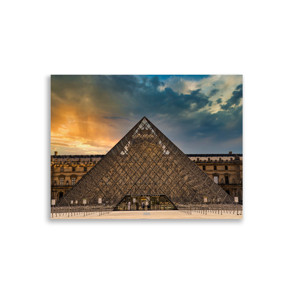 Photographie de la Pyramide du Louvre sous un ciel de crépuscule, capturée par Henock Lawson, illustrant le mélange d'architecture ancienne et moderne dans une scène urbaine envoûtante.