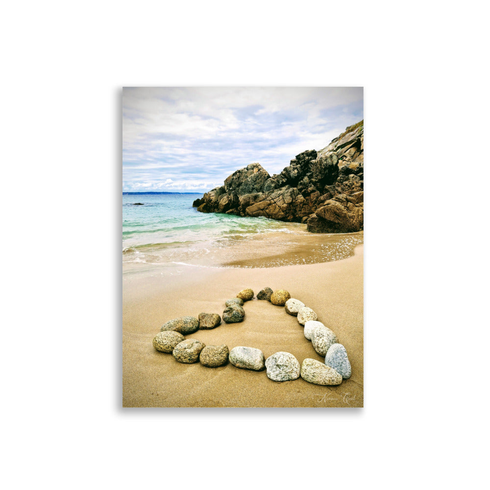 Photographie de galets arrangés en cercle sur une plage dorée, avec un océan calme en arrière-plan, par Noèmie Simonin, évoquant la tranquillité et l'harmonie naturelle.