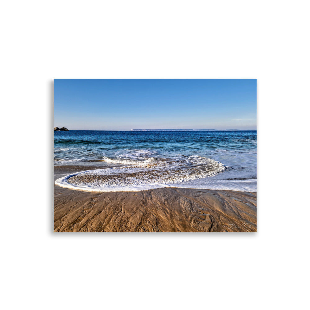 Poster "Amour de la Mer d'Iroise Dz" montrant un rivage paisible et des falaises à l'horizon, capturant l'essence de la tranquillité marine.