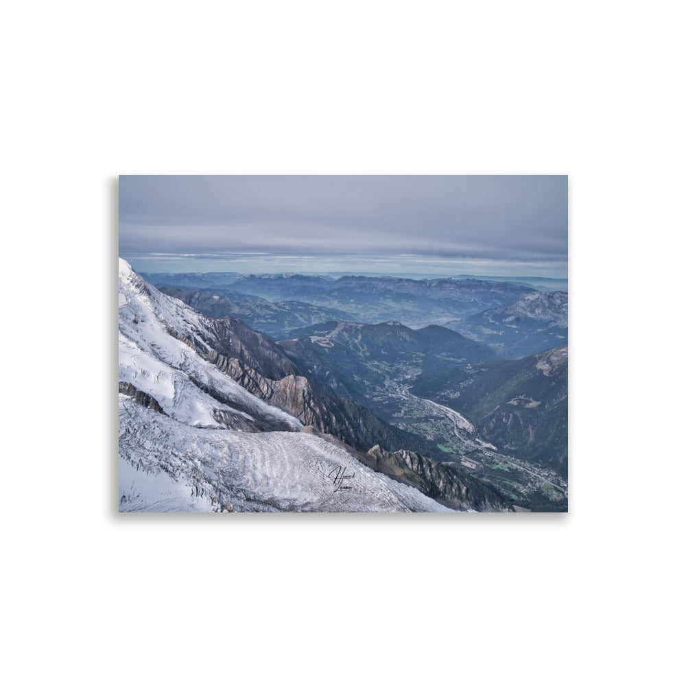 Panorama alpin spectaculaire dans le poster "Horizon sans fin" de Henock Lawson, montrant des sommets enneigés et une étendue sauvage.