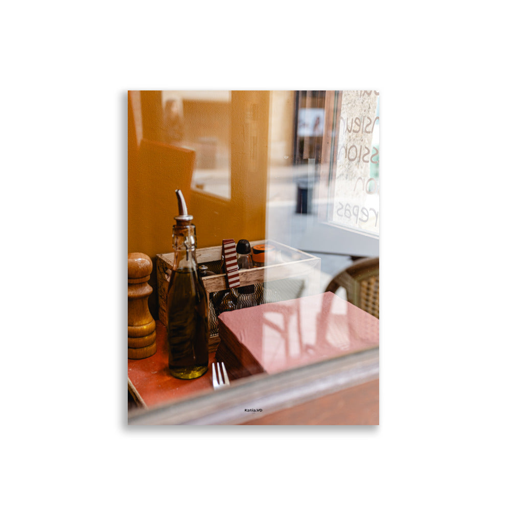 Photographie d'une table avec une bouteille d'huile du sel et du poivre