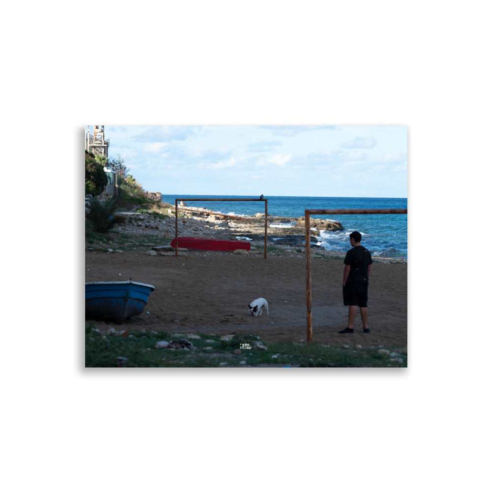 Affiche d'un terrain de football en bord de mers en Italie