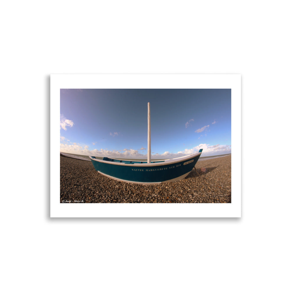 Posters muraux d'un bateau sur la plage de Saint Marguerite sur mer en France