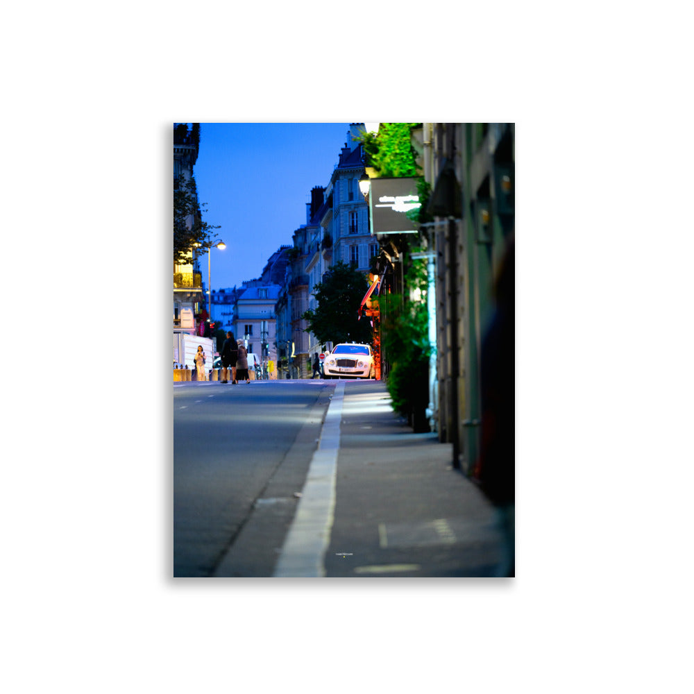 Poster photographie de rue - Plongez dans l'élégance nocturne de Paris avec cette photographie de luxe urbain. Un choix parfait pour sublimer un intérieur moderne et raffiné. - Yann Peccard - Affiche murale 30x40