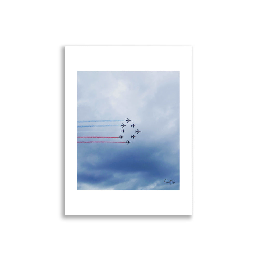 Poster photographie - "Admirez 'Éclat Tricolore', une photographie spectaculaire de la Patrouille de France en plein vol, traçant des lignes tricolores dans le ciel. Idéal pour une décoration dynamique et inspirante." - Chloé perez - Affiche murale 30x40