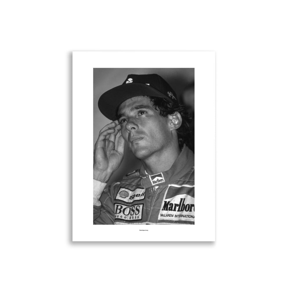 Poster photographie portrait - Plongez dans l’intensité du regard d’Ayrton Senna avec ce poster exclusif en noir et blanc. Une œuvre intemporelle pour honorer la légende de la Formule 1. - Ayrton Senna - Dominique Leroy - Affiche murale 30x40