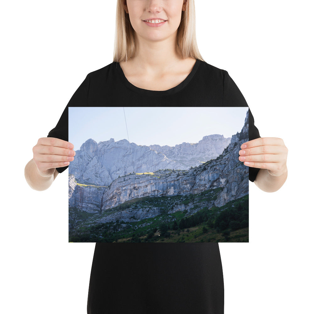 Photographie éclairée par le soleil de la face rocheuse du Massif de la Tournette, capturant sa majesté et sa splendeur.