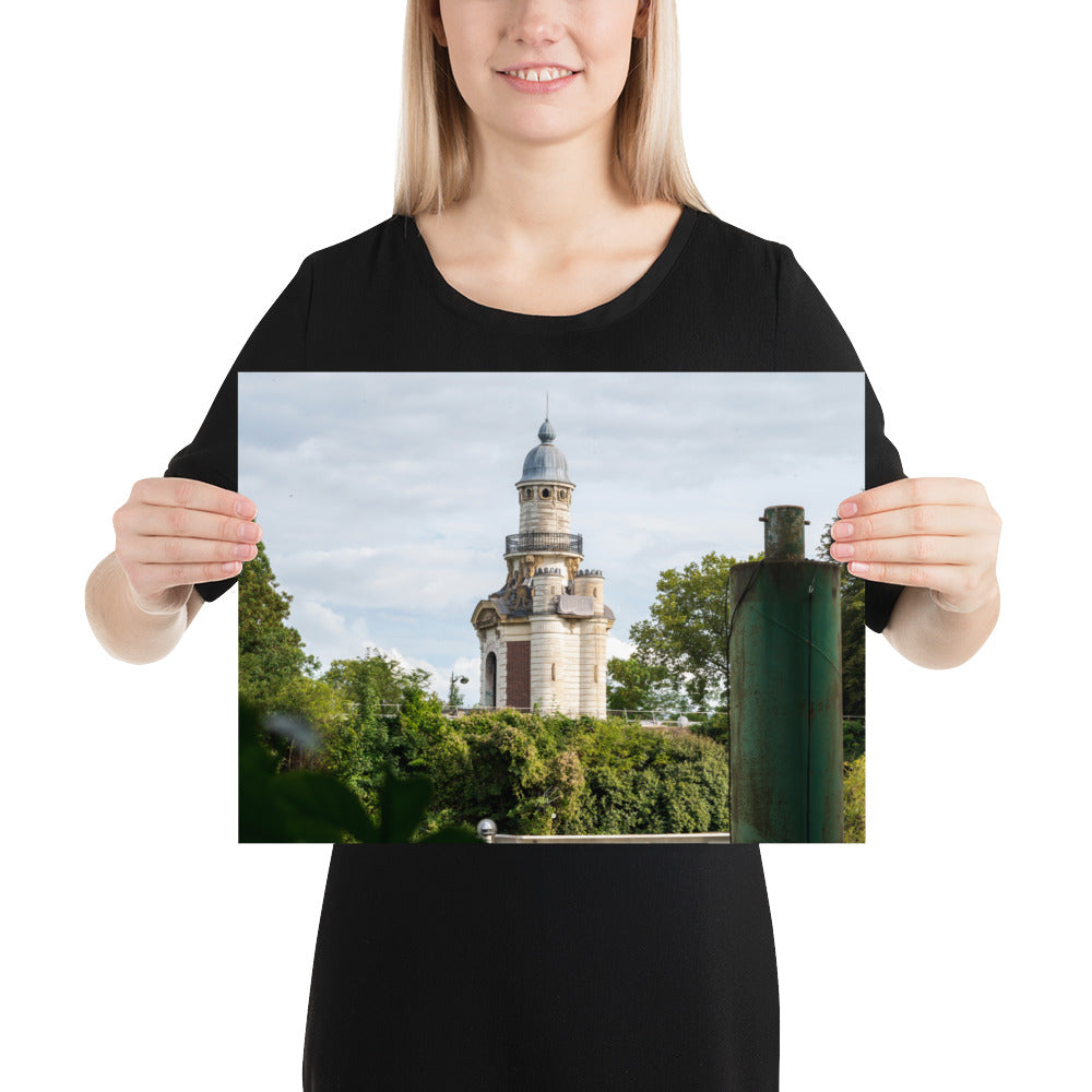 Photographie du poster 'La pompe-à-feu du château de Bagatelle', capture d'une pièce d'architecture antique dans un cadre historique.