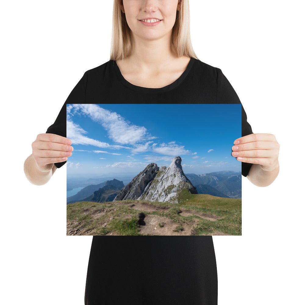 Photographie du poster 'La Tournette N02', montrant une scène pittoresque des montagnes et du lac d'Annecy en Haute-Savoie.