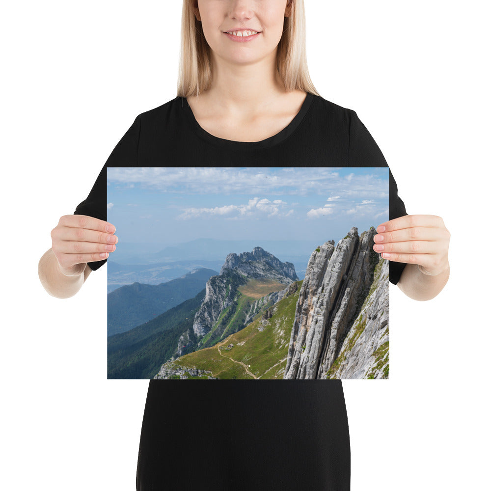 Vue panoramique du poster 'La Tournette N04', présentant un sentier de haute montagne et le lac d'Annecy en Haute-Savoie.