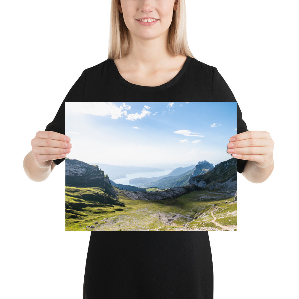 Poster 'Panorama' représentant une vue panoramique du lac d'Annecy en Haute-Savoie, capturant la tranquillité et la beauté naturelle du lieu.