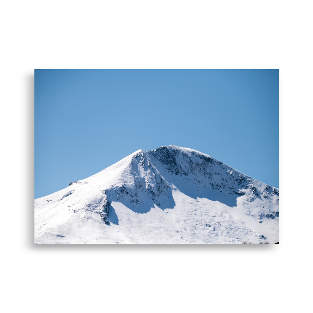 Poster des montagnes du Cantal enneigées sous un ciel dégagé, symbole de sérénité et de beauté naturelle