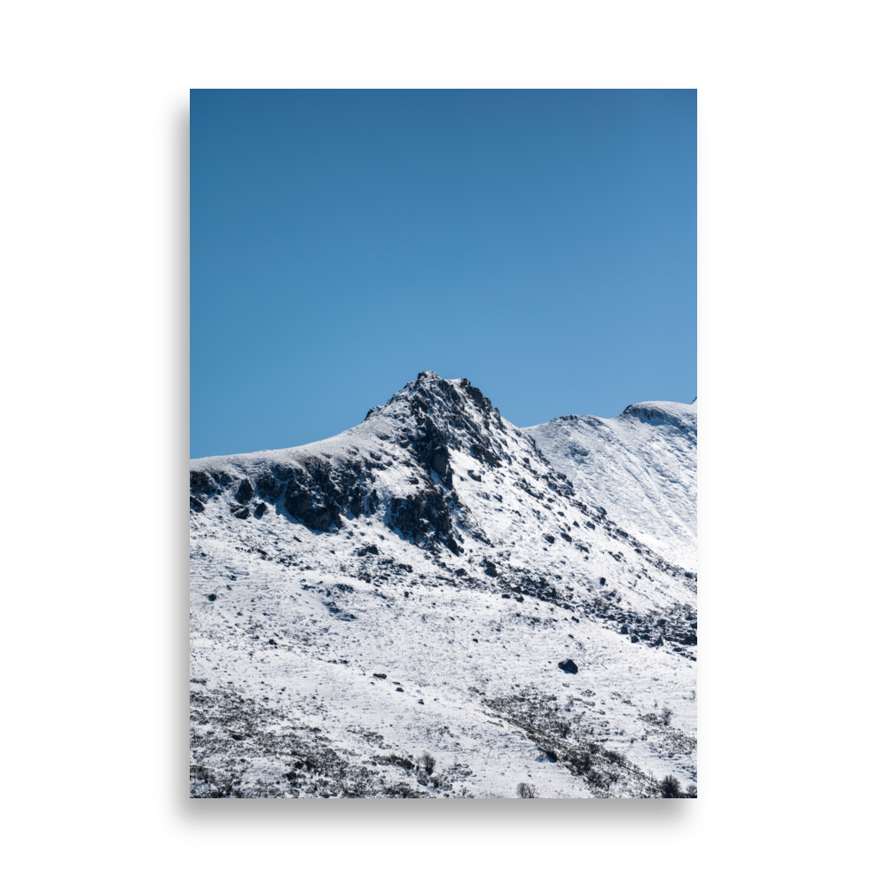 Affiche de photographie d'un pic enneigé dans les Montagnes du Cantal, sans présence humaine.