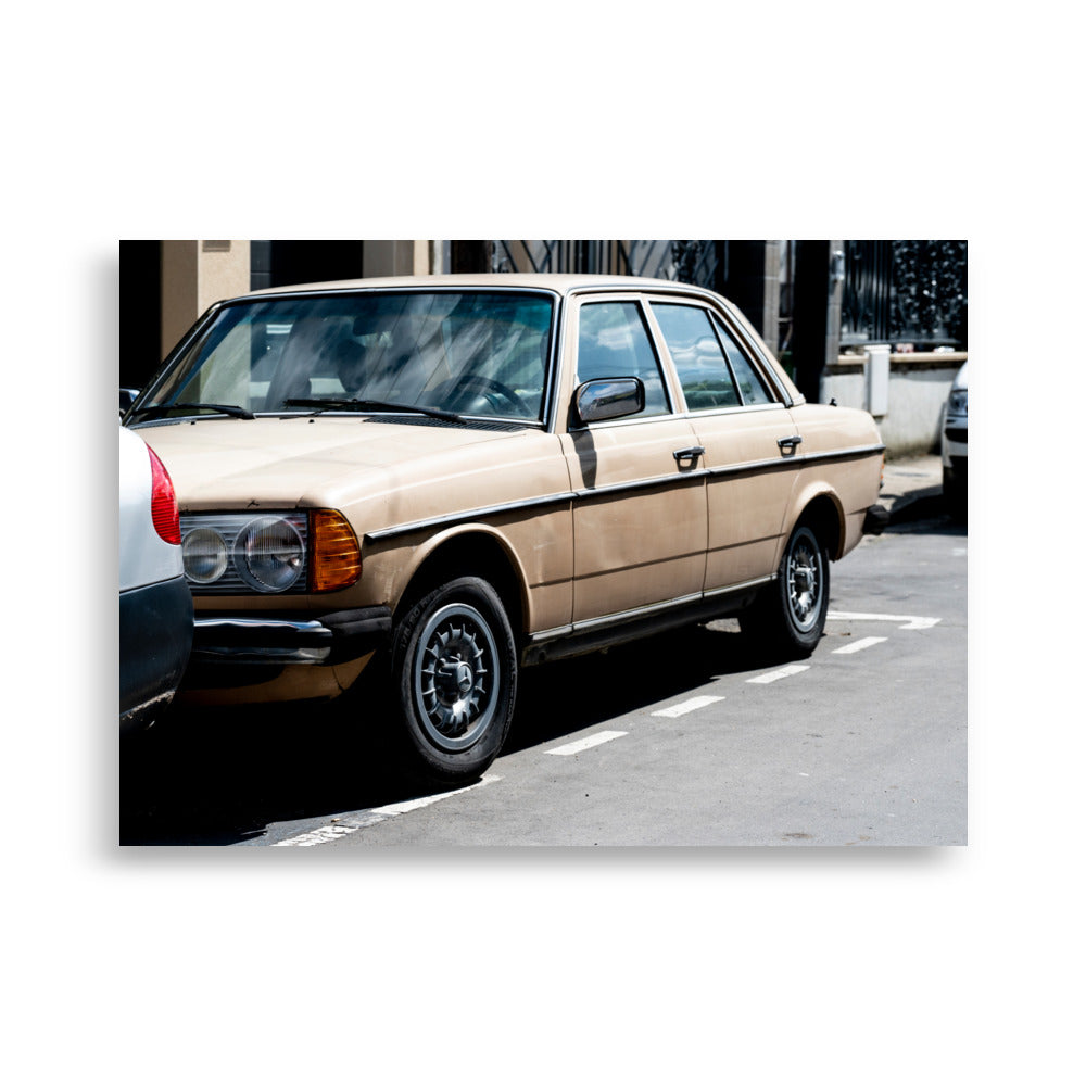 Affiche "Mercedes-Benz 123" montrant une voiture classique Mercedes-Benz dans son jus.