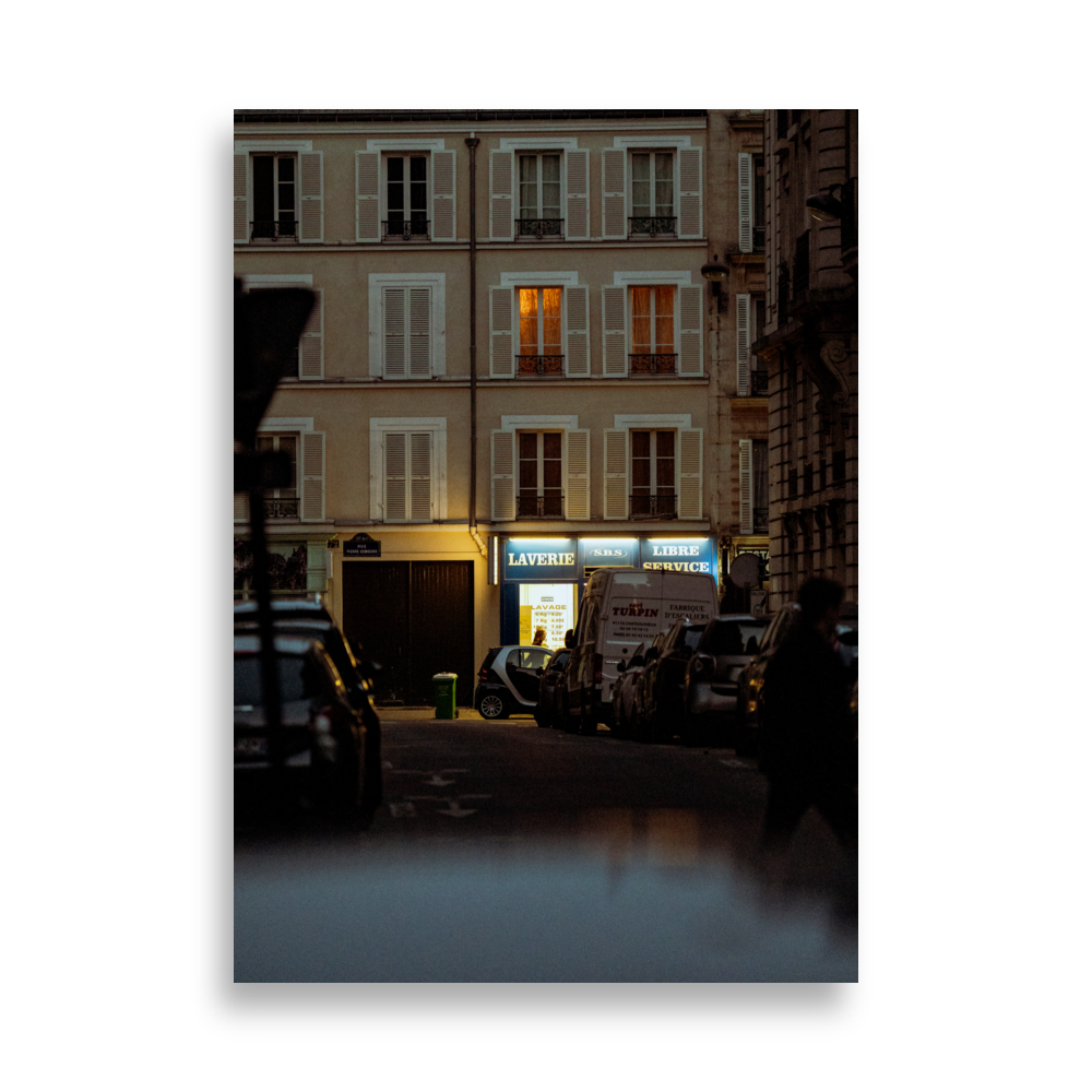 Photographie de nuit d'une laverie à Paris.