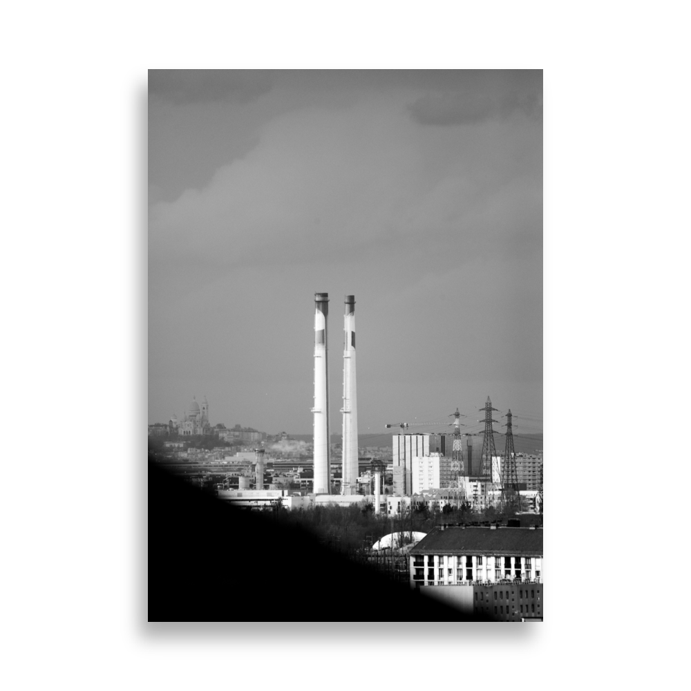 Vue en noir et blanc des hauteurs de Villeneuve Saint Georges avec deux grandes cheminées.