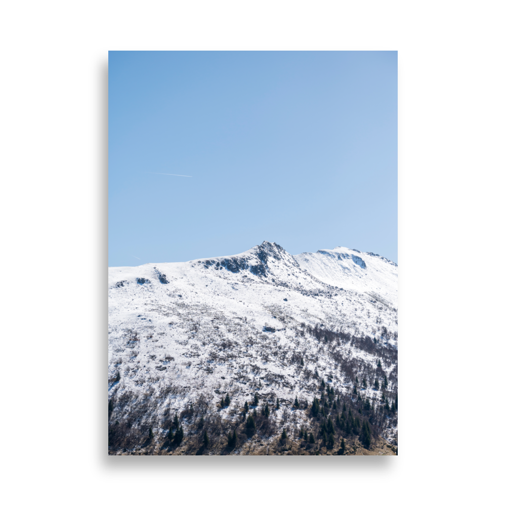 Paysage de montagnes enneigées du Cantal.