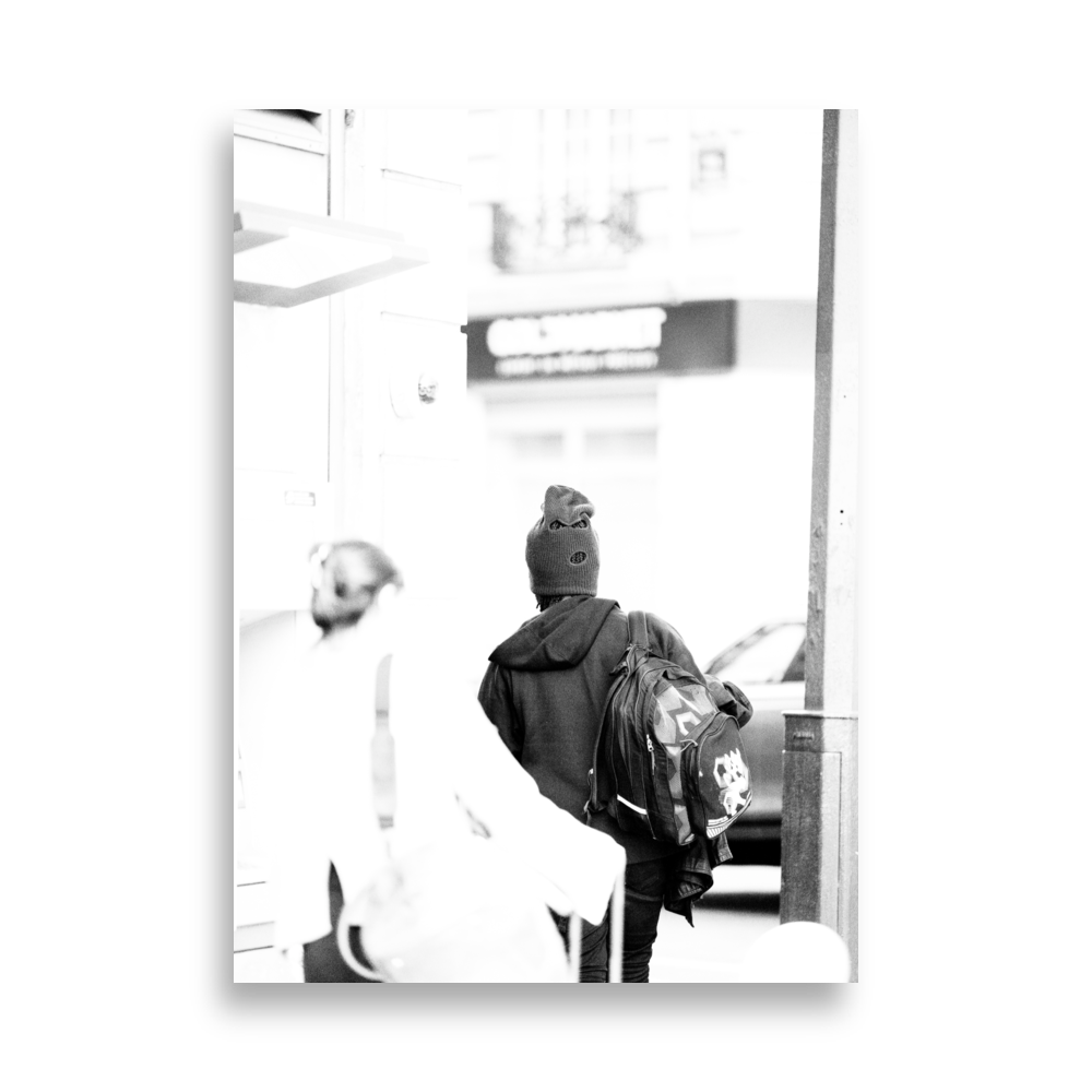 Poster de la photographie "Braqueur", représentant un individu au look singulier portant une cagoule en guise de bonnet.