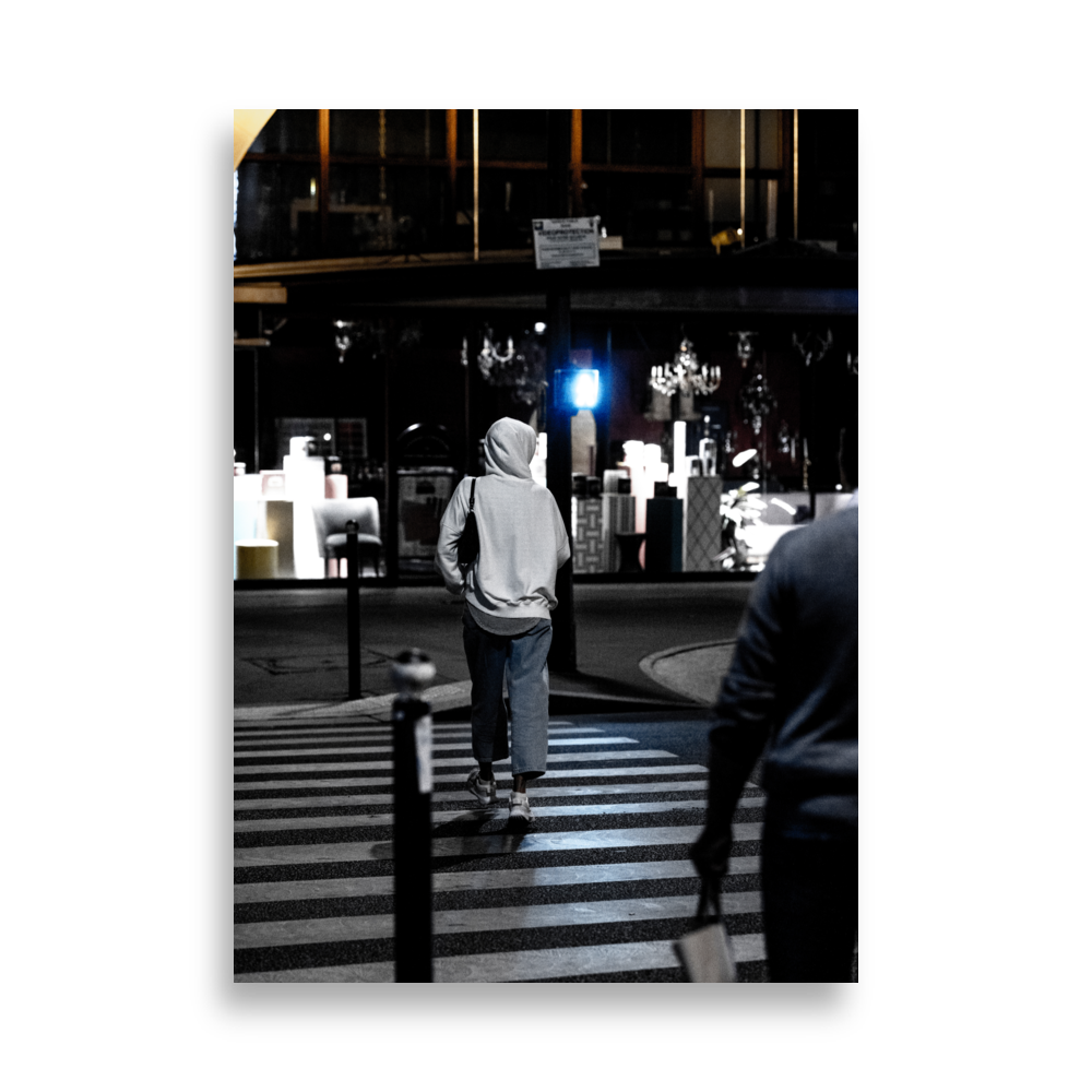 Poster de la photographie "Photo de rue N20", une scène nocturne d'une jeune femme traversant un passage piéton à Paris.