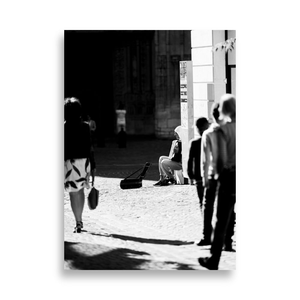 Poster de photographie en noir et blanc d'un homme jouant de l'accordéon dans les rues de Rouen, avec la cathédrale en arrière-plan.