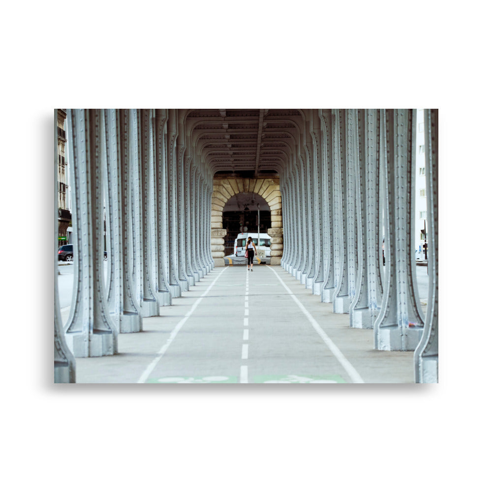 Poster du Pont de Bir-Hakeim à Paris, une représentation saisissante de l'élégance architecturale de la capitale.