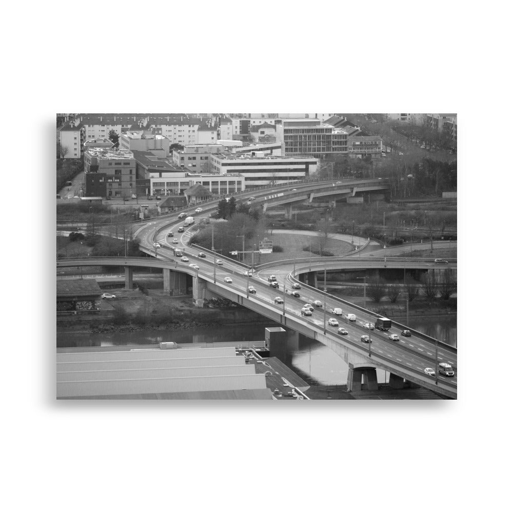 Poster Rouen N01 - Une photographie en noir et blanc captivante des hauteurs de Rouen, mettant en valeur la circulation sur un pont emblématique.