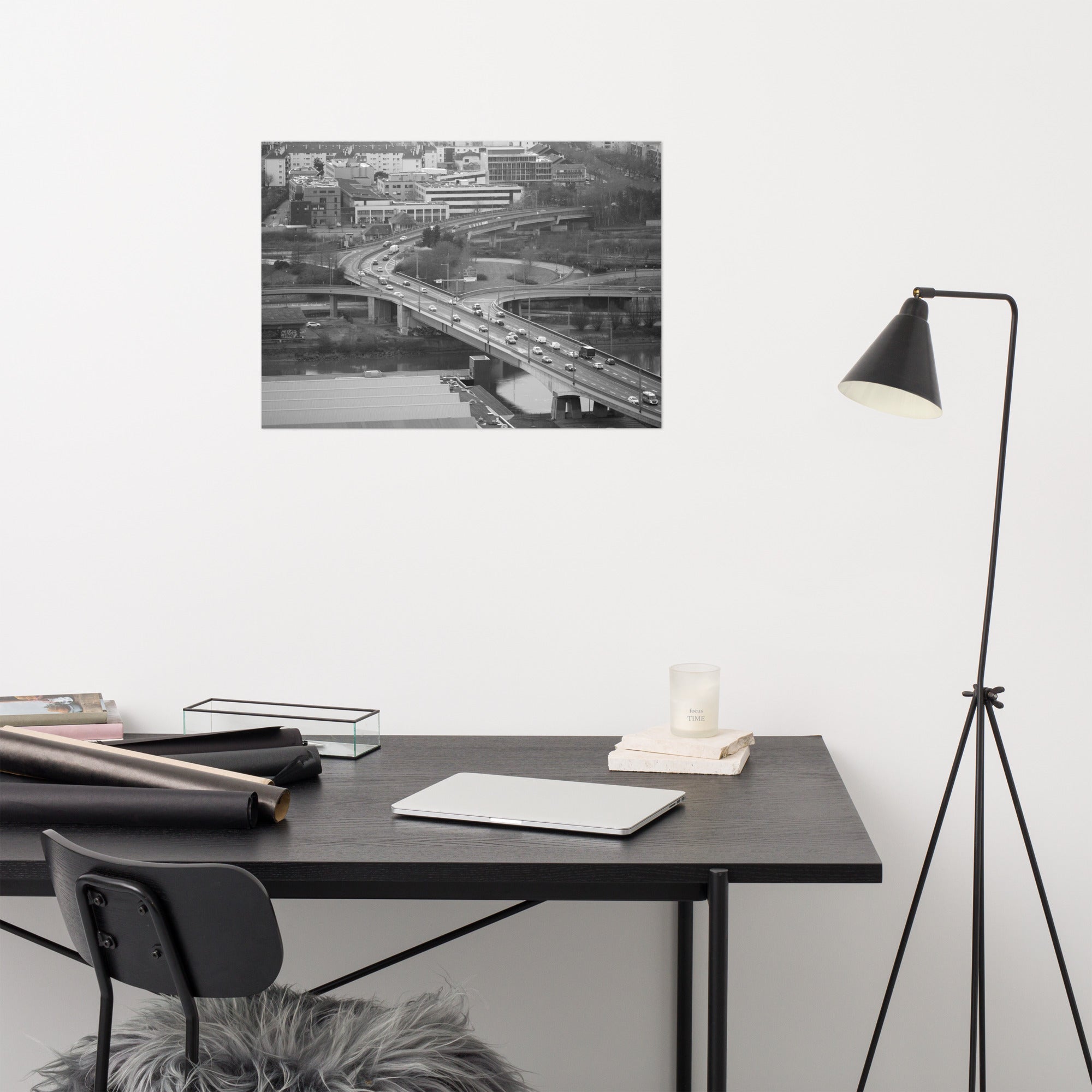 Poster Rouen N01 - Une photographie en noir et blanc captivante des hauteurs de Rouen, mettant en valeur la circulation sur un pont emblématique.