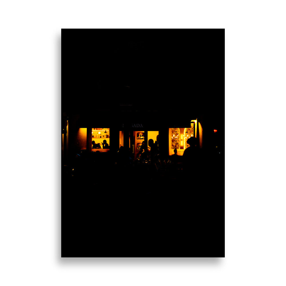 Poster Restaurant Paris 17, photographie envoûtante d'un restaurant parisien de nuit, idéal pour créer une ambiance chaleureuse et captivante dans votre espace de vie.