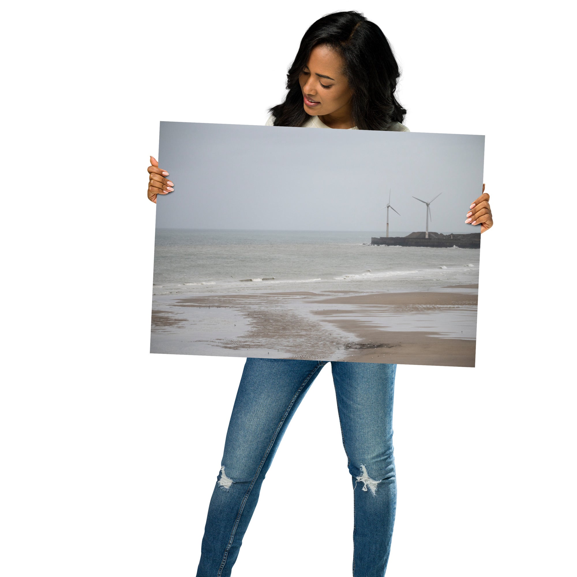 Poster d'une plage brumeuse avec mouettes et éoliennes sur la côte nord de la France