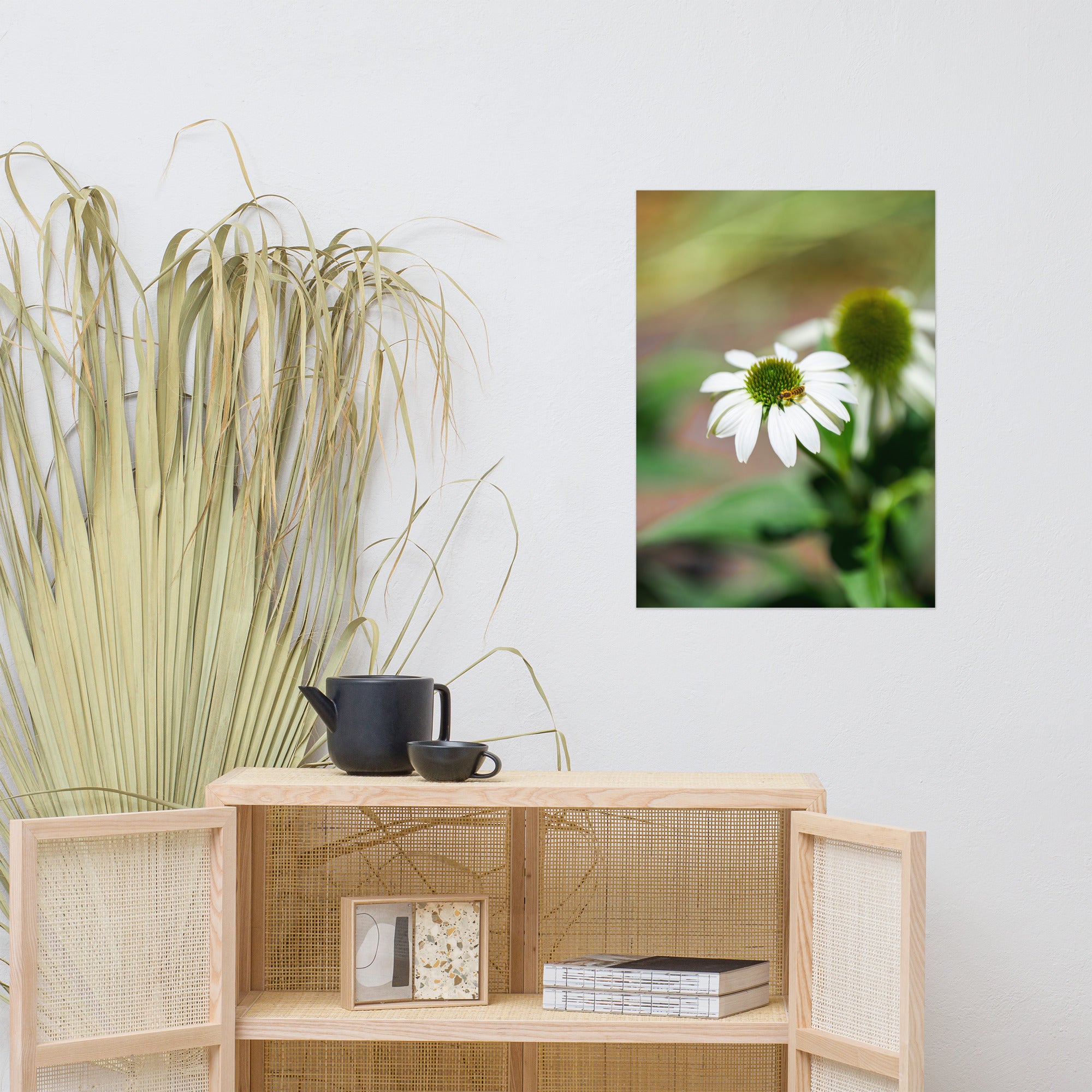 Poster 'Nature Éphémère' représentant une guêpe butinant le pollen d'une marguerite