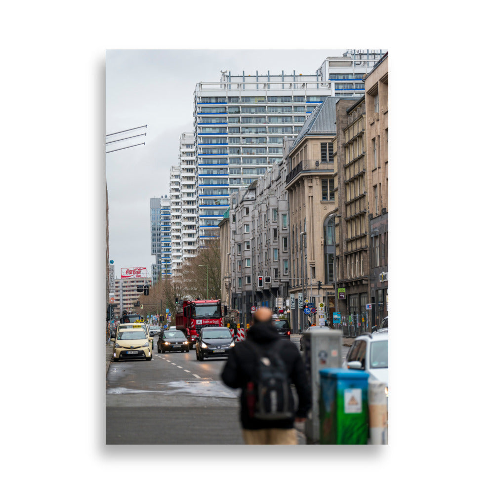 Poster 'Vie Urbaine Berlin' représentant une rue animée de Berlin avec des taxis, des travaux routiers et une publicité pour Coca-Cola