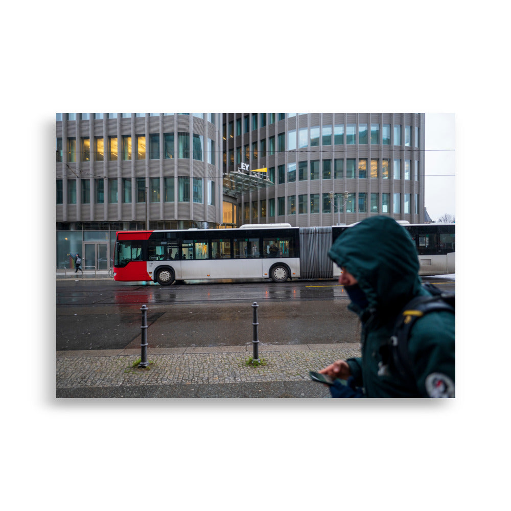 Poster 'Ernst & Young Berlin' montrant un bus berlinois devant le siège de l'entreprise Ernst & Young