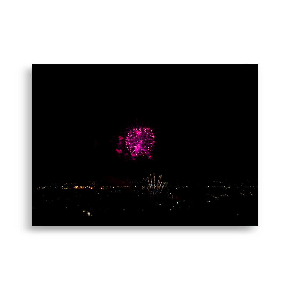 Poster '14 Juillet Rose' montrant une photographie d'un feu d'artifice rose formant des petits cœurs dans le ciel pour la Fête nationale du 14 juillet.