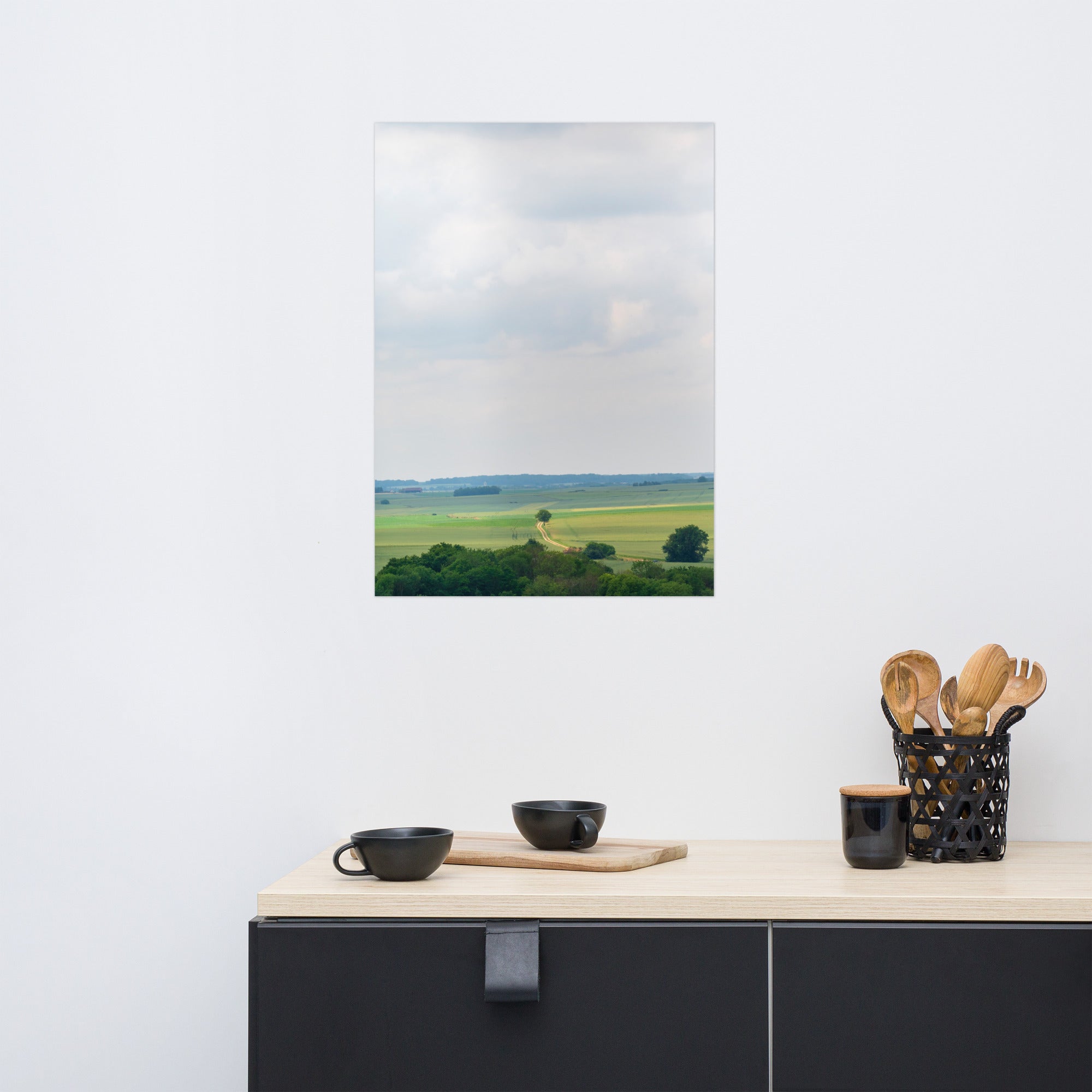 Poster 'Provins' présentant une photographie d'un paysage français, un champ et une forêt au loin, vue depuis le sommet du château de Provins.