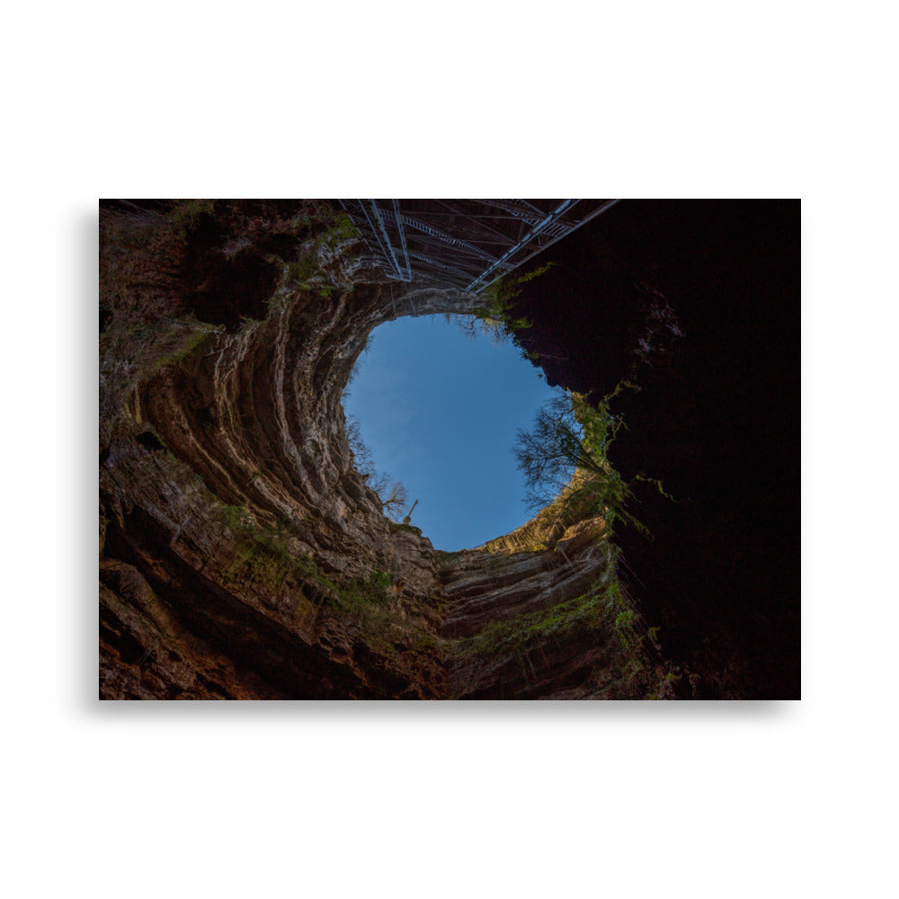 Poster 'Le Gouffre de Padirac N02' montrant la vue du ciel depuis le fond du gouffre de Padirac.