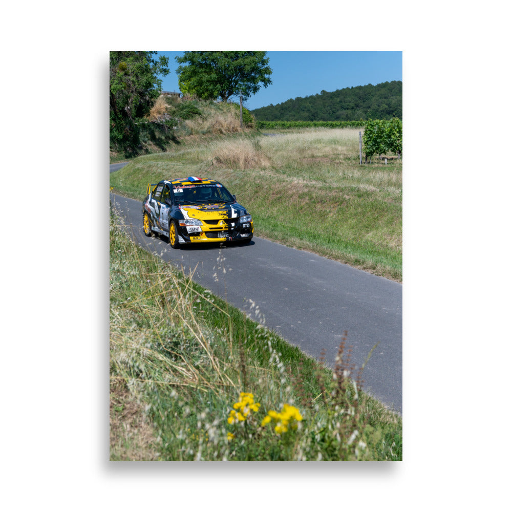 Photographie 'Mitsubishi Lancer Evo' illustrant une voiture de rallye en pleine compétition lors du Rallye des Vins de Chinon.