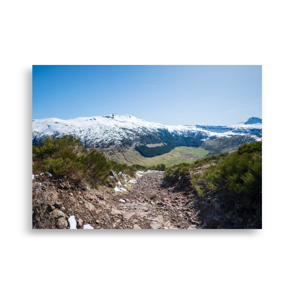 Photo d'un sentier de randonnée montagneux du Puy Mary en Auvergne, illustrant la beauté sauvage du Cantal.