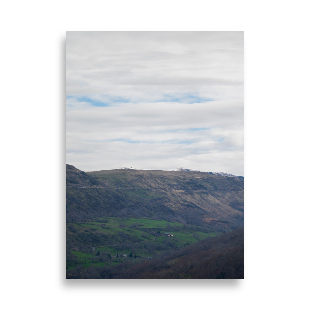 Vue panoramique du paysage auvergnat, capturant la majestuosité naturelle du Cantal.