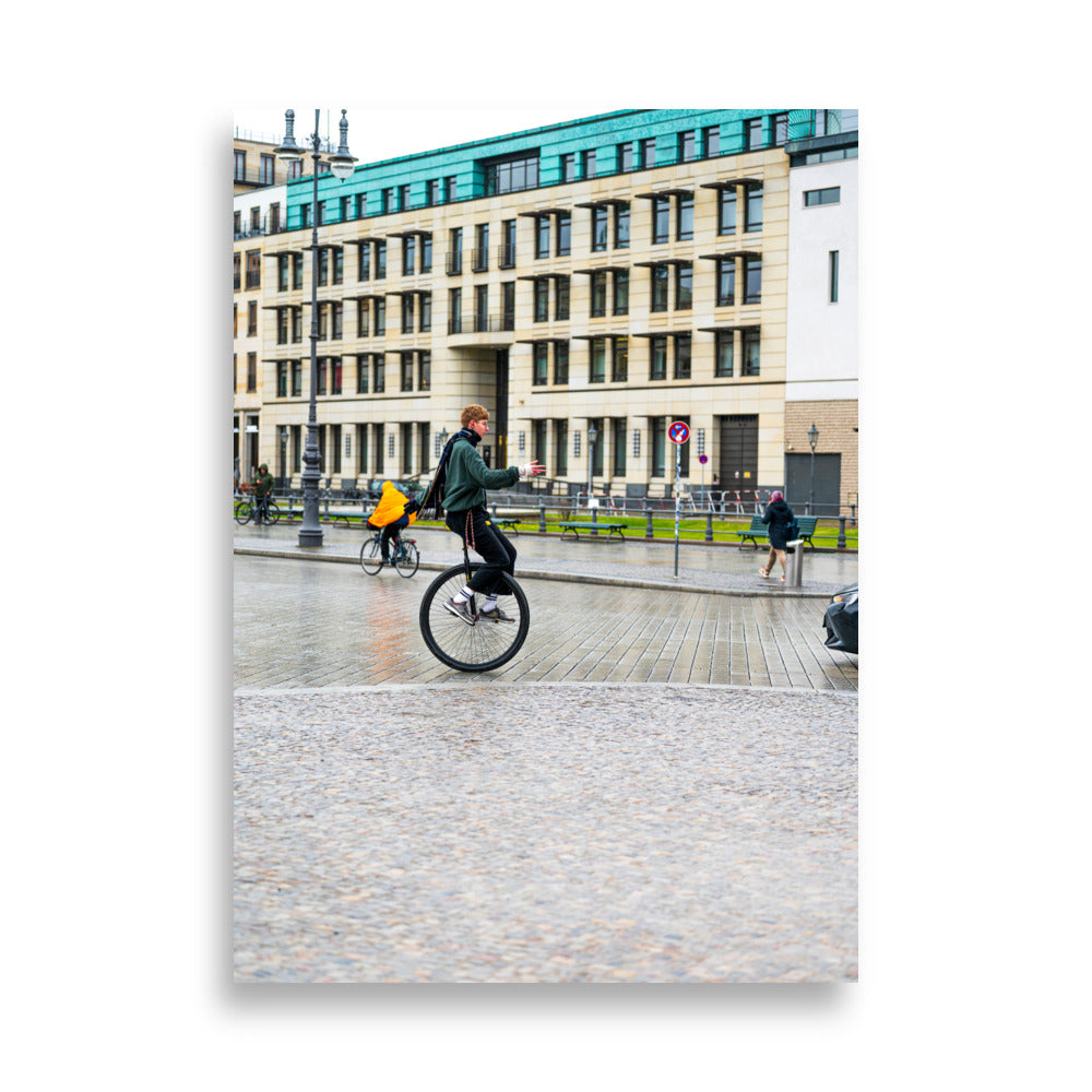 Jeune monocycliste en mouvement près de la Porte de Brandebourg à Berlin.