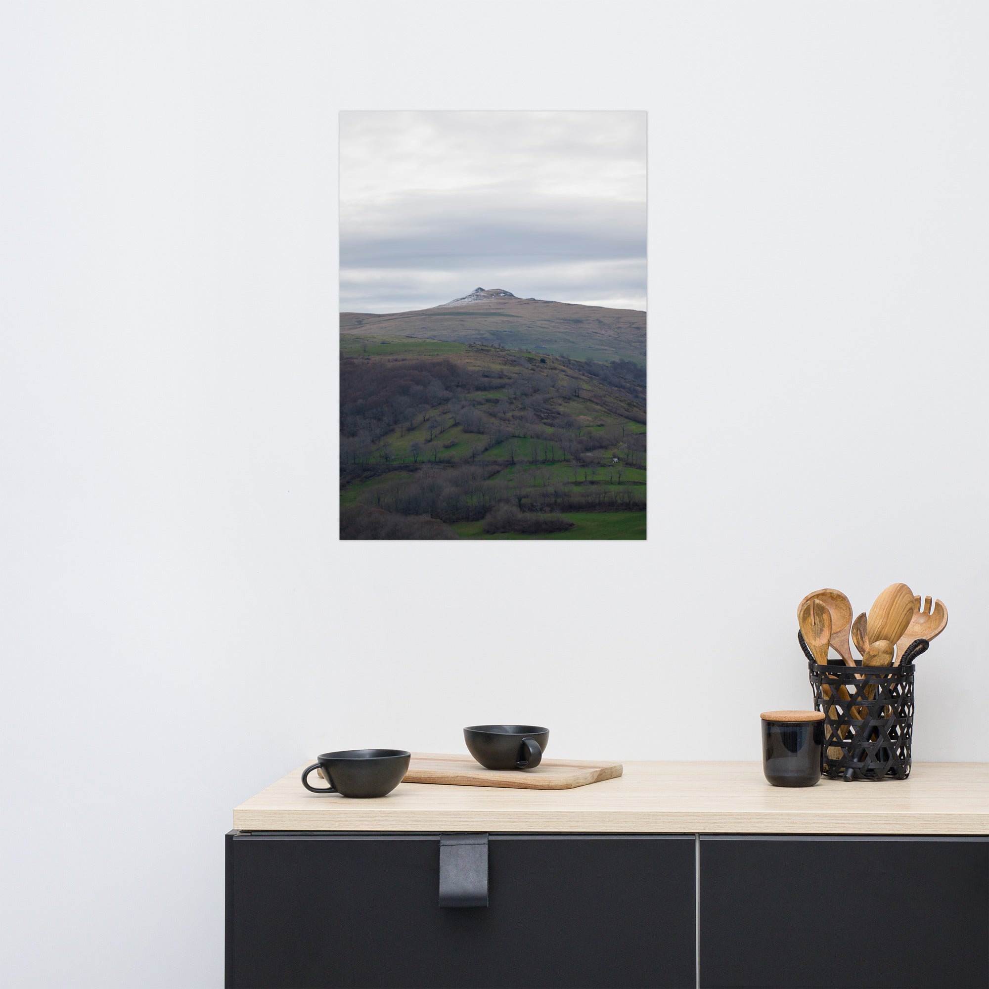 Paysage du Cantal : champs verdoyants en premier plan avec pic montagneux à l'arrière-plan.