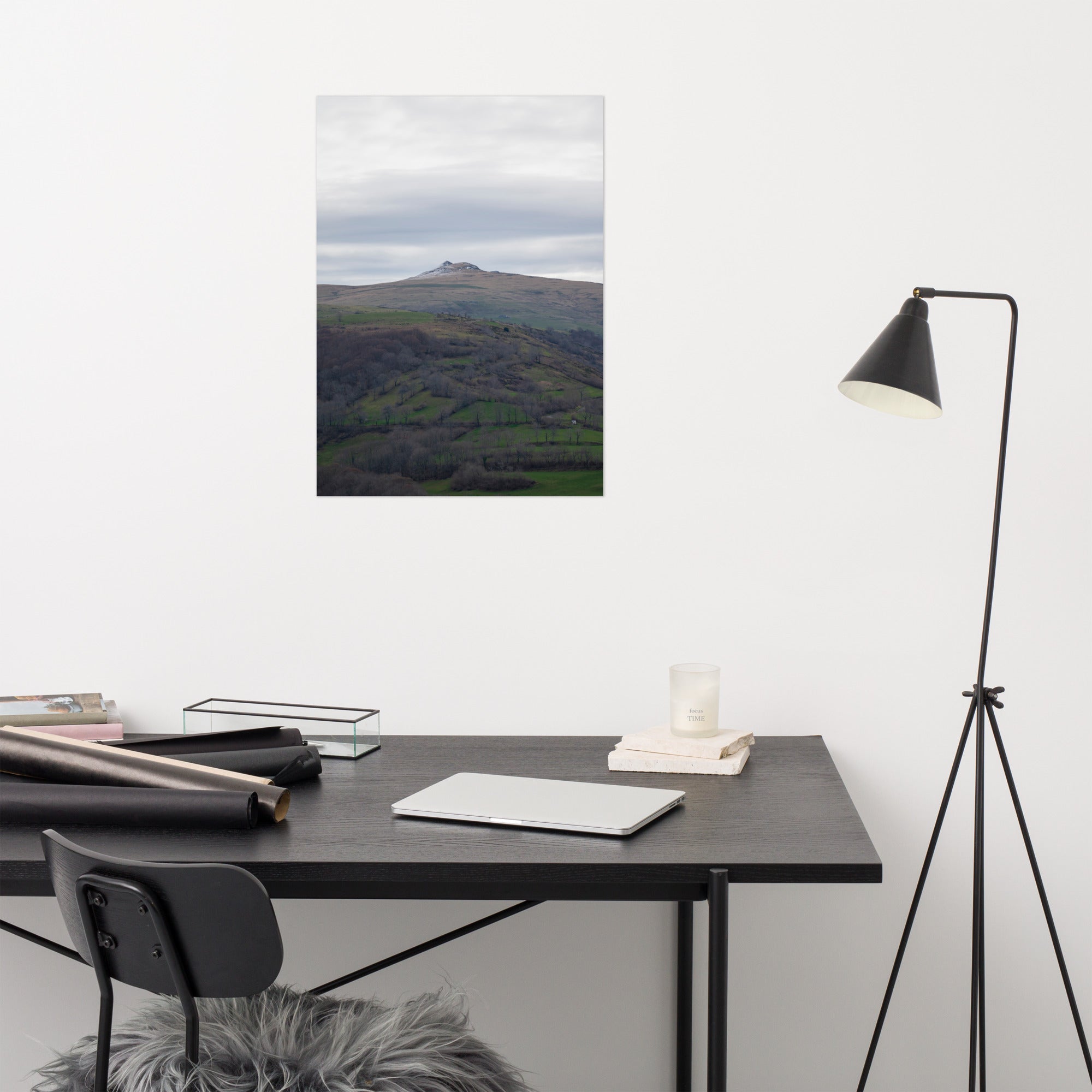 Paysage du Cantal : champs verdoyants en premier plan avec pic montagneux à l'arrière-plan.